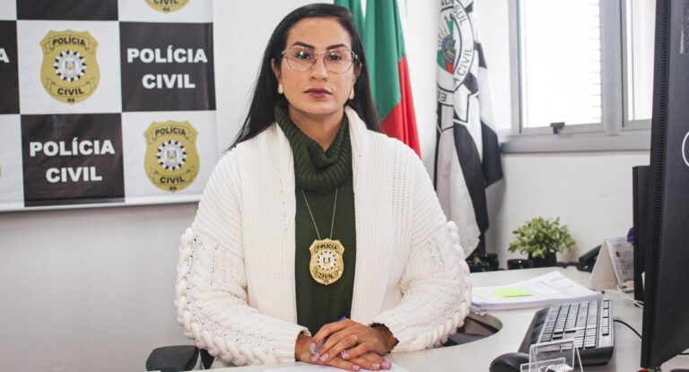 na foto, delega angélica giovanella que investiga caso de mulher morta a marteladas em Canoas