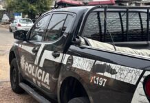 Foto de viatura da Polícia Civil na ocorrência onde uma mulher foi morta a marteladas em Canoas