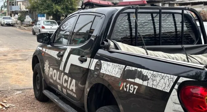 Foto de viatura da Polícia Civil na ocorrência onde uma mulher foi morta a marteladas em Canoas