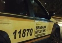 Na foto, o carro da BM na ocorrência da mulher morta a facadas