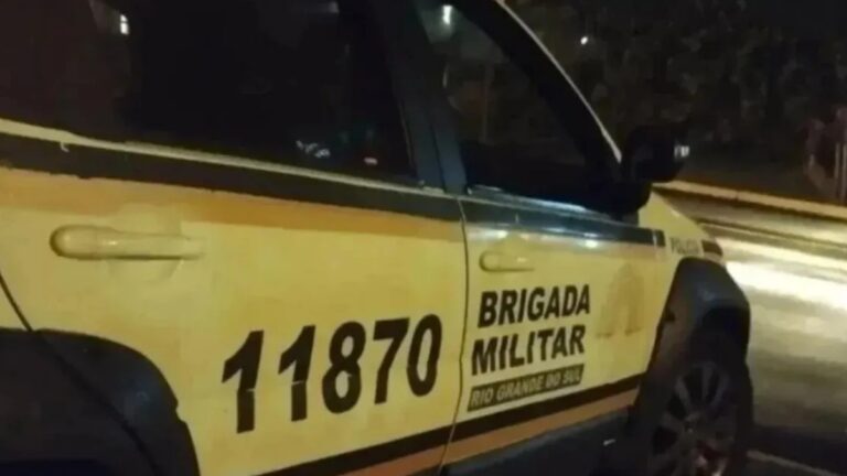 Na foto, o carro da BM na ocorrência da mulher morta a facadas