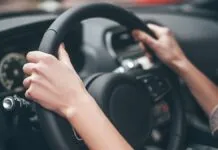 foto mostra motorista com a mão no volante; Saiba se é verdade se precisarão pagar multas para quem ter carro automático