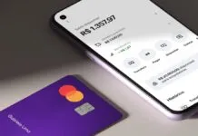 Imagem de cartão do Nubank e um celular com saldo aparente