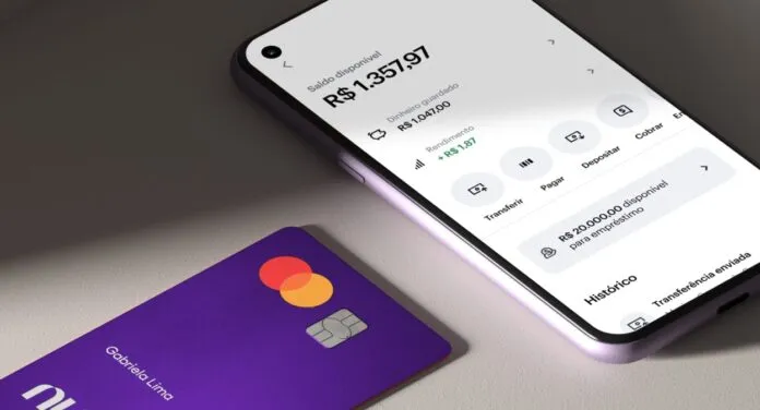 Imagem de cartão do Nubank e um celular com saldo aparente