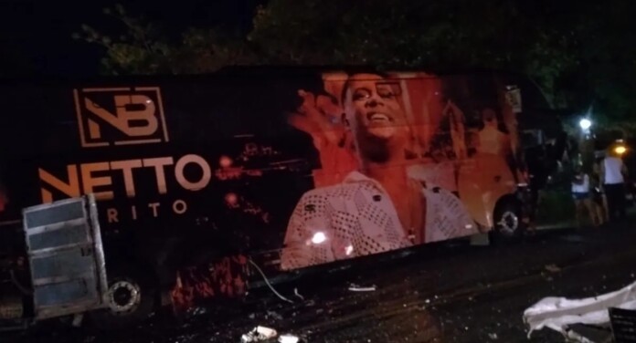 foto do acidente com ônibus do cantor Netto Brito