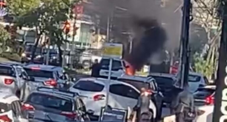 Carro pega fogo em avenida de Porto Alegre