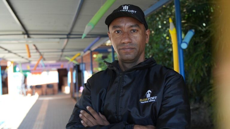 na foto, vigilante em uma das escolas de Nova Santa Rita