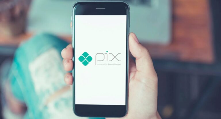 Foto de celular com o Pix; Saiba as novas regras