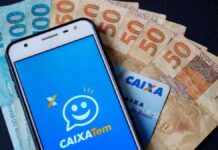 Aplicativo do Caixa Tem com cédulas de dinheiro ao fundo