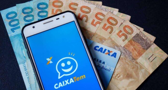 Aplicativo do Caixa Tem com cédulas de dinheiro ao fundo