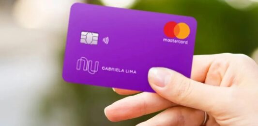 Foto mostra cartão do nubank