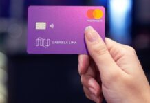 Foto mostra mulher segurando cartão do Nubank