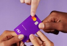foto mostra cartão do nubank
