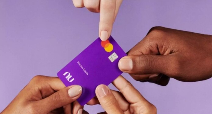 foto mostra cartão do nubank
