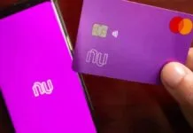 Foto mostra aplicativo do Nubank e cartão