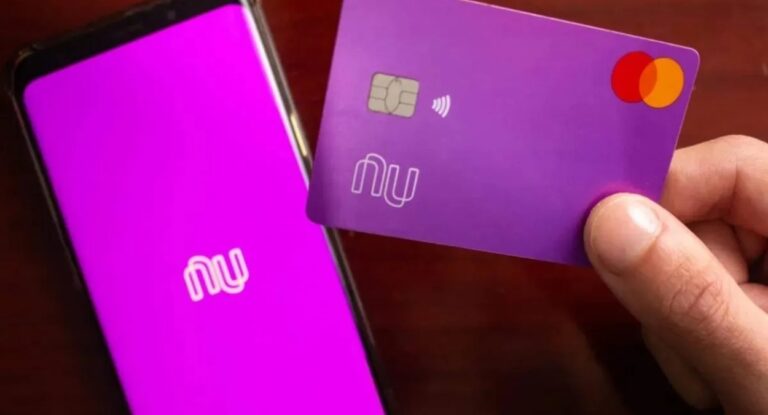 Foto mostra aplicativo do Nubank e cartão