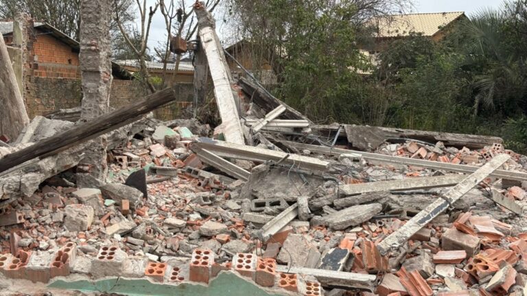 Na foto, a obra que atingiu o homem em Canoas