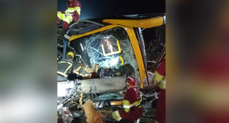 Ônibus que saiu de Porto Alegre tomba e deixa uma pessoa morta