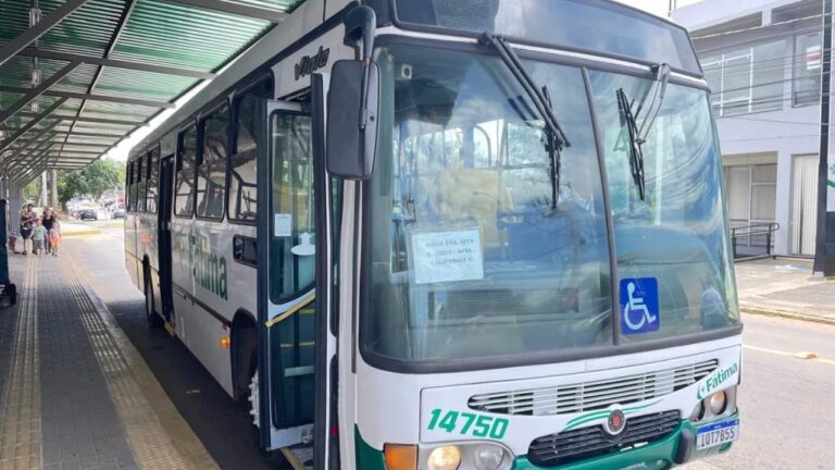na foto, o ônibus que faz o trajeto entre Canoas e Nova Santa Rita