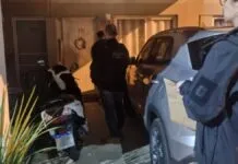 na foto, policiais cumprem mandados durante a operação abuso de confiança