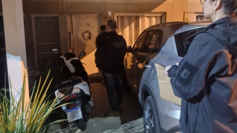 na foto, policiais cumprem mandados durante a operação abuso de confiança