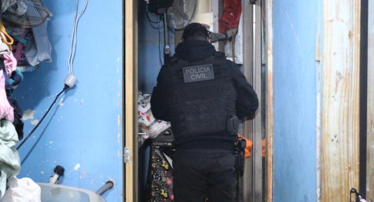 na foto, policial durante a Operação Espólio