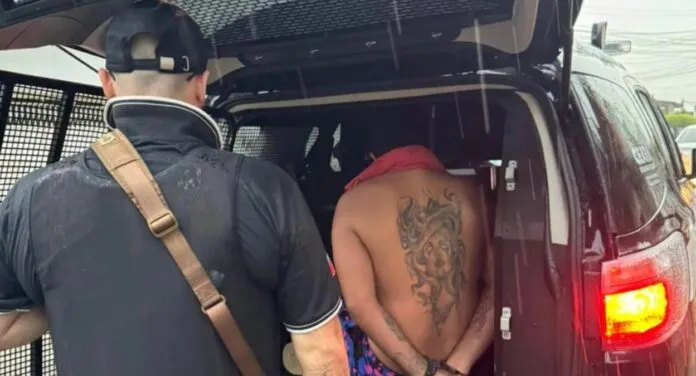Foto mostra preso durante operação Falso Patrono da Polícia Civil