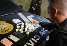 Foto mostra policial da Polícia Civil durante a operação solutam