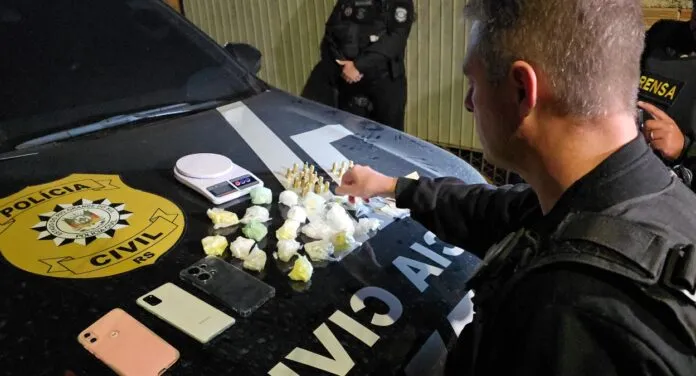 Foto mostra policial da Polícia Civil durante a operação solutam