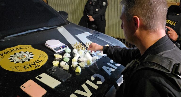 Foto mostra policial da Polícia Civil durante a operação solutam