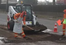 na foto, operários realizando a operação tapa buraco Canoas