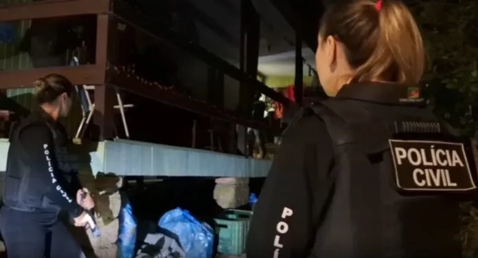 Foto mostra policiais civis durante operação vindex II