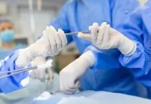 Na foto, mostra a paciente indenizada após hospital operar a perna errada