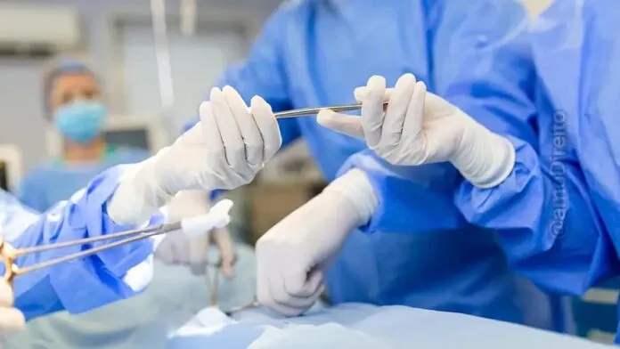 Na foto, mostra a paciente indenizada após hospital operar a perna errada
