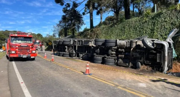 Na foto, mostra a carreta que matou o pai e os dois filhos em acidente