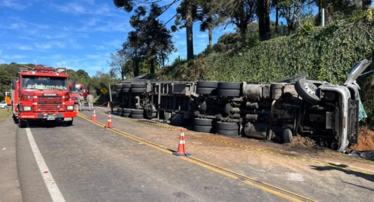 Na foto, mostra a carreta que matou o pai e os dois filhos em acidente