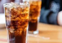 foto mostra copos de refrigerante; Por que é tão difícil parar de tomar essa bebida? Entenda e saiba o método mais eficaz parar deixar de tomar