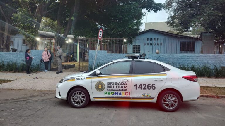 Na foto, viatura da Brigada Militar fazendo patrulha escolar em Canoas