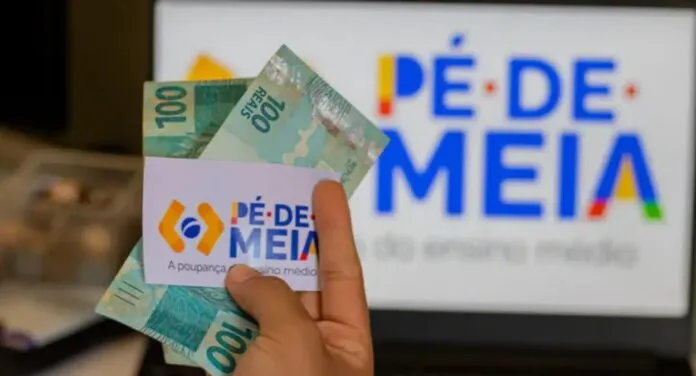 Imagem de cartão do benefício pé-de-meia e dinheiro