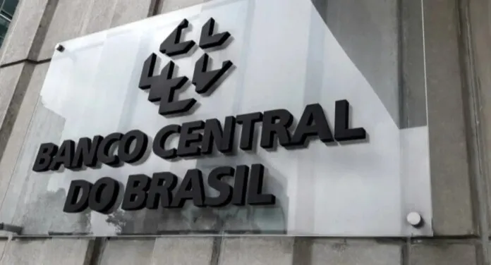 Foto mostra fachada do banco cnetral após ser anunciado que dois famosos bancos pedem falência