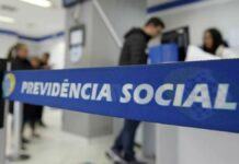 na foto, pessoas pedindo o BPC em agência do INSS