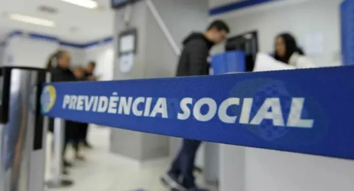 na foto, pessoas pedindo o BPC em agência do INSS