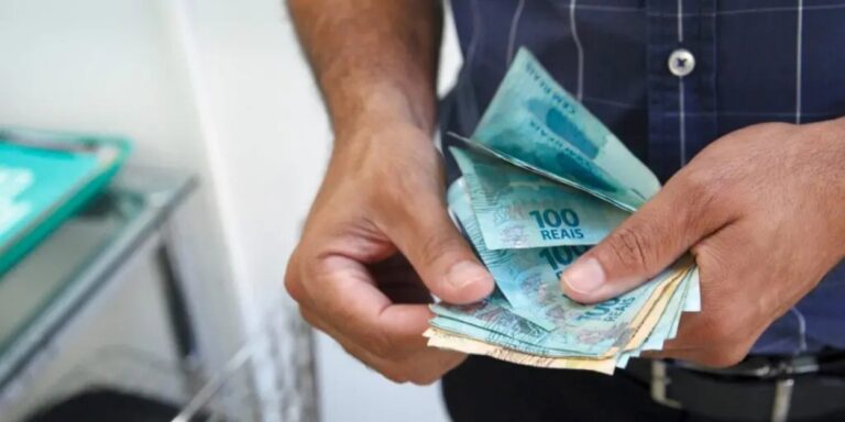 Imagem de dinheiro sendo contado