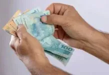 Foto mostra uma pessoa contando dinheiro após Banco Central anunciar pix extra
