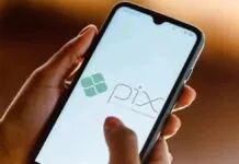 Foto mostra celular com pix