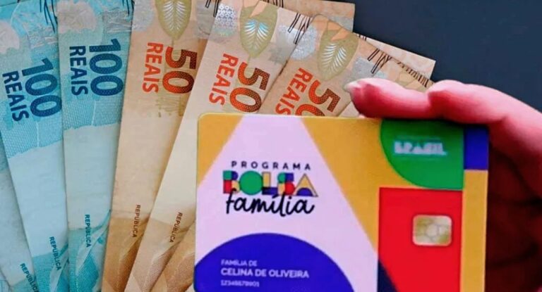 Cartão do Bolsa Família e cédulas de dinheiro no valor de 100 e 50 reais