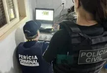 Na foto, policiais de Canoas cumprem mandado contra o alvo