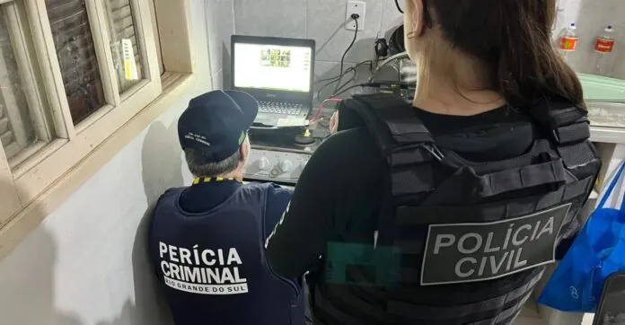 Na foto, policiais de Canoas cumprem mandado contra o alvo