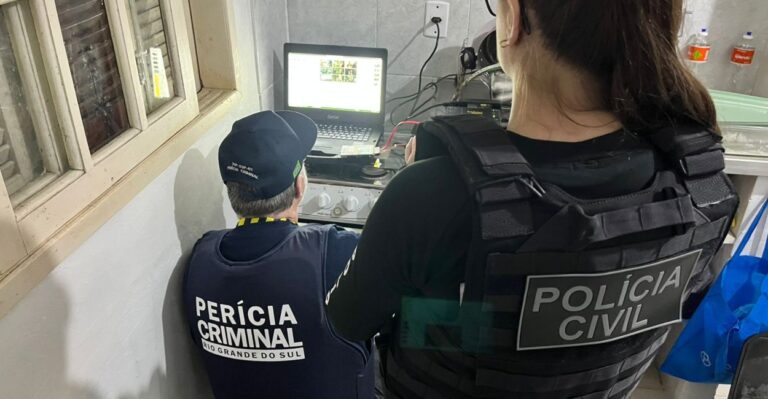 Na foto, policiais de Canoas cumprem mandado contra o alvo