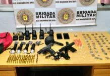 na foto, armamento apreendido por policiais em Canoas